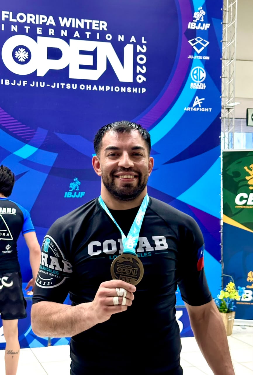 Cristian Acuña exhibe orgulloso la medalla de bronce conquistada en Brasil, resultado que marca un histórico podio para el jiu-jitsu de Los Ángeles en una competencia internacional IBJJF / La Tribuna