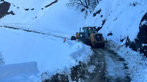 MOP refuerza despeje de caminos en Alto Biobío tras nevadas que dejaron hasta un metro de nieve