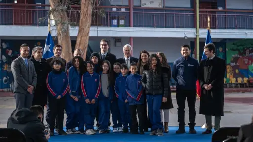 Kast promulga Ley Escuelas Protegidas: colegios podrán revisar mochilas bajo nuevos protocolos