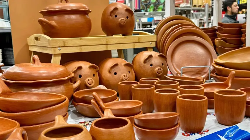 Alfareras de la Agrupación de Artesanas “Quebrada Las Ulloa” de la comuna de Florida, distribuyendo sus nuevas piezas utilitarias, INDAP