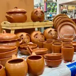 Alfareras de la Agrupación de Artesanas “Quebrada Las Ulloa” de la comuna de Florida, distribuyendo sus nuevas piezas utilitarias, INDAP