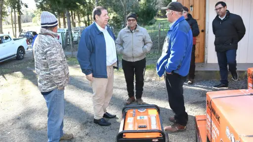 Familias de Los Laureles y Las Lomas reciben 53 generadores para enfrentar cortes de luz