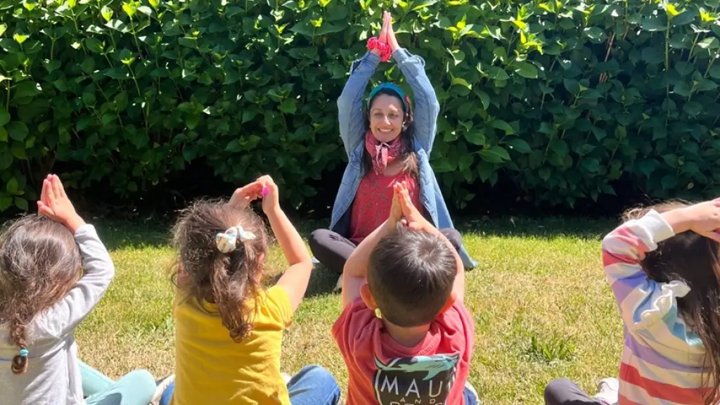 Durante las sesiones de yoya infantil, los niños realizan ejercicios de respiración, posturas y juegos adaptados a sus edades., Cedida