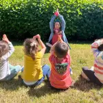 Durante las sesiones de yoya infantil, los niños realizan ejercicios de respiración, posturas y juegos adaptados a sus edades., Cedida