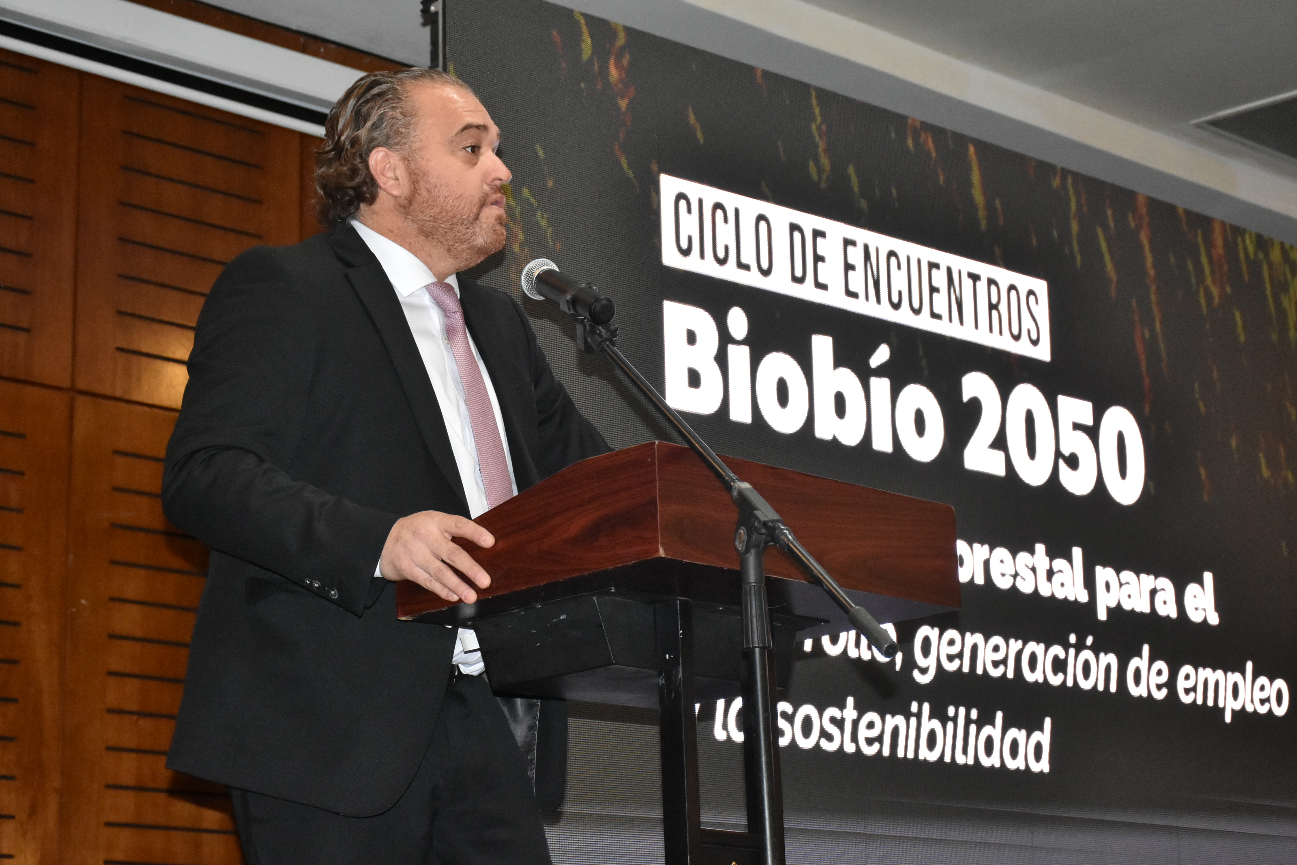 El gobernador regional del Biobío, Sergio Giacaman, intervino ante una gran cantidad de asistentes durante la jornada del Ciclo Biobío 2050. / Diario La Tribuna