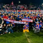 La alegría desbordante de jugadores e hinchada tras un gran triunfo en el municipal angelino, La Tribuna