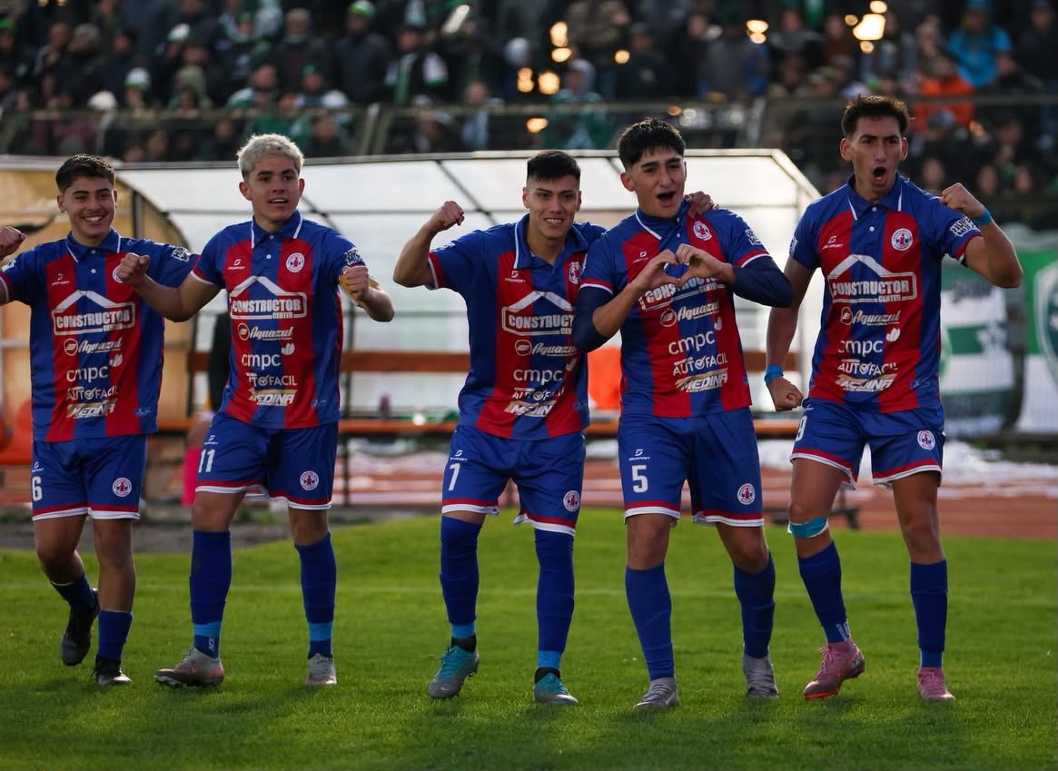 La postal de una victoria trabajada: Iberia celebra el 2-1 sobre Laja Histórico, en un partido que tuvo emoción, goles y un penal desperdiciado en los minutos finales / La Tribuna