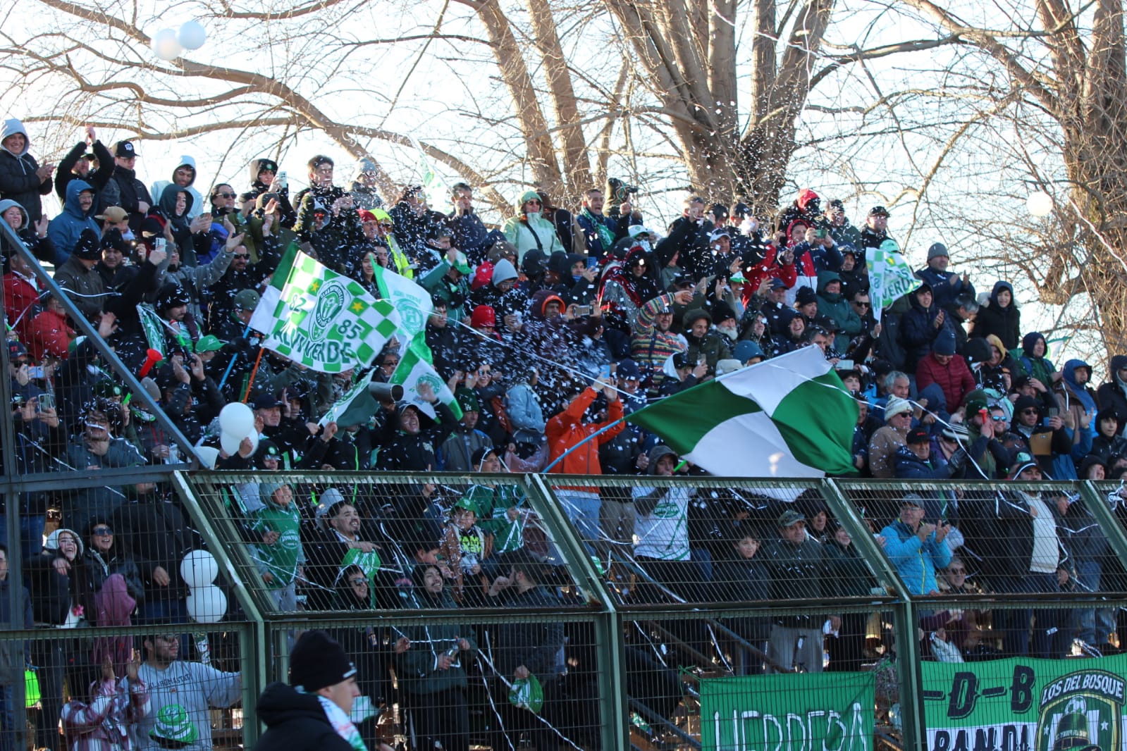 La hinchada lajina se hizo sentir en el Municipal angelino / La Tribuna