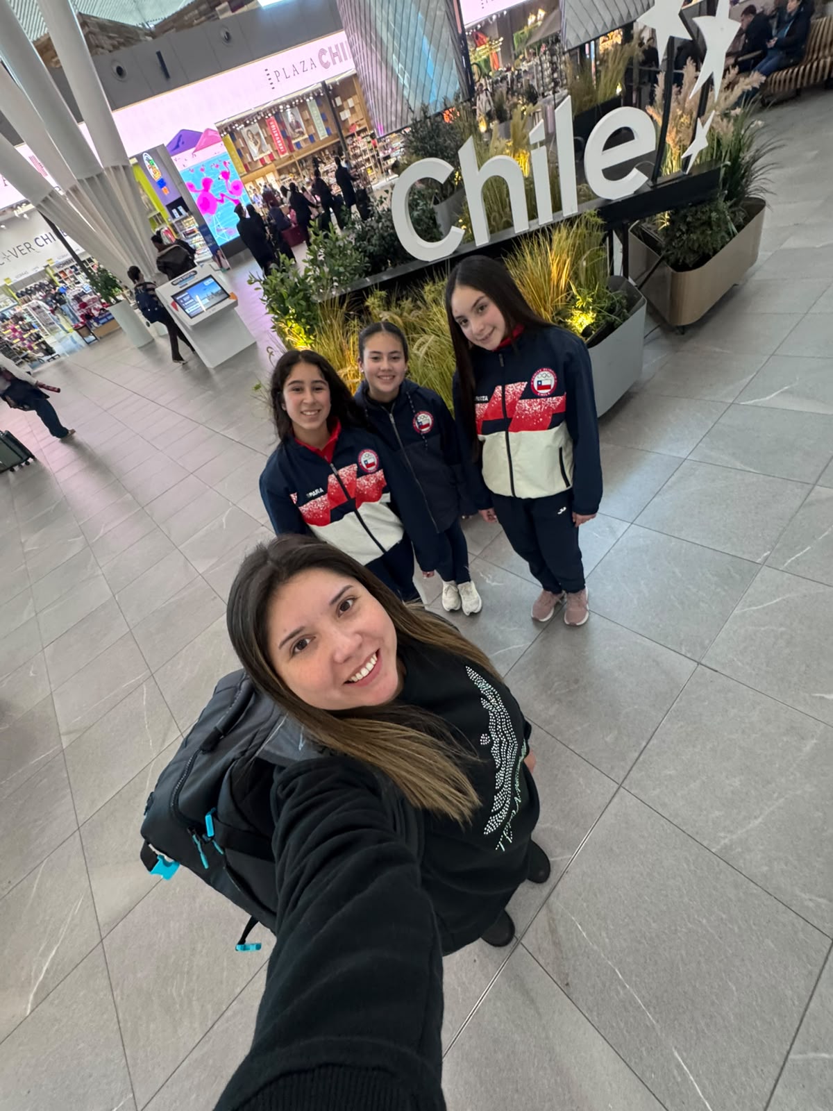 Las pequeñas deportistas en el aeropuerto de Santiago, en la previa de su vuelo a Brasil, acompañadas por su técnica, Daniela Lagos / La Tribuna