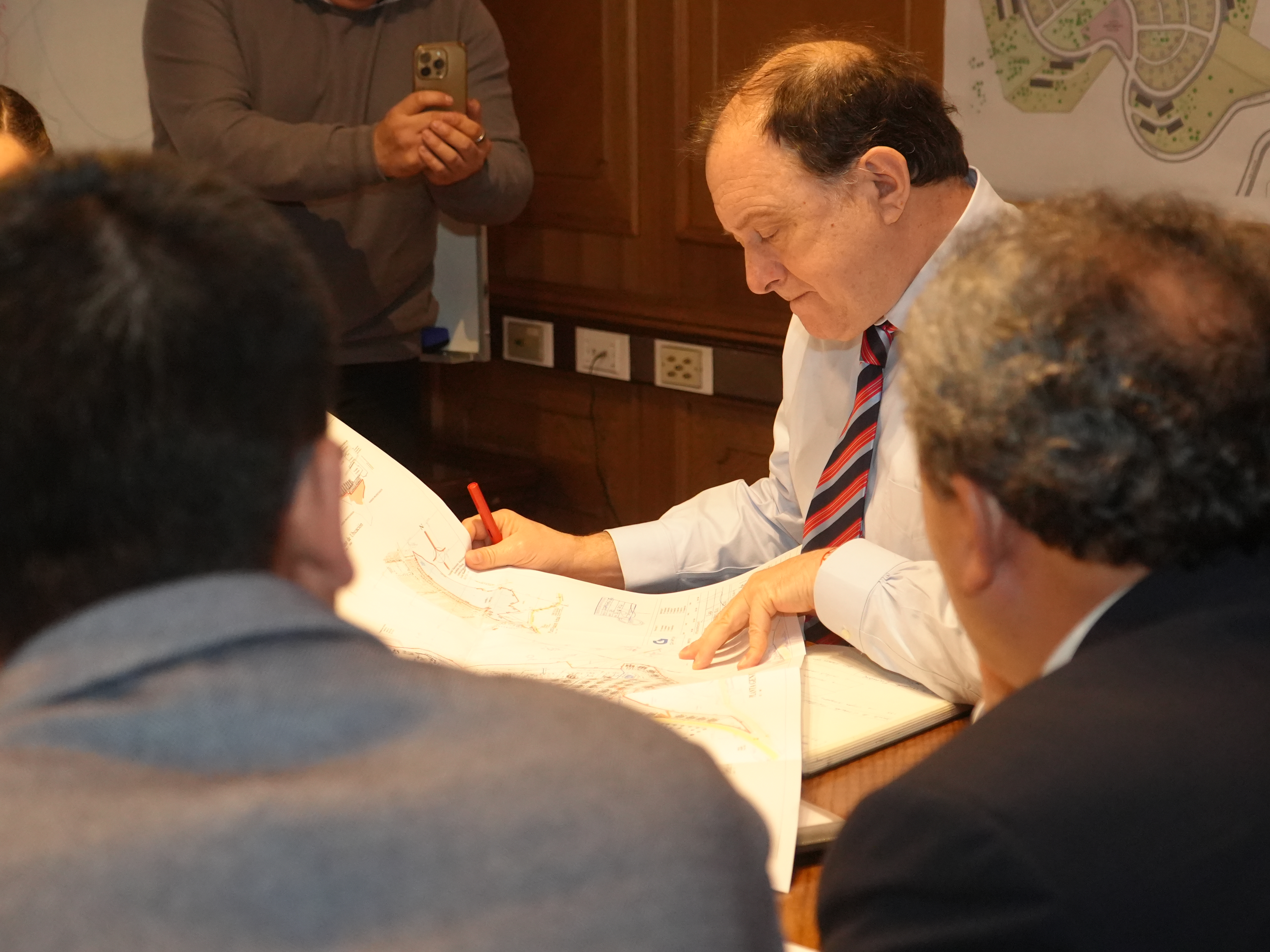 El ministro Iván Poduje comprometió su apoyo para trabajar en un nuevo proyecto habitacional para Laja. / Municipalidad de Laja