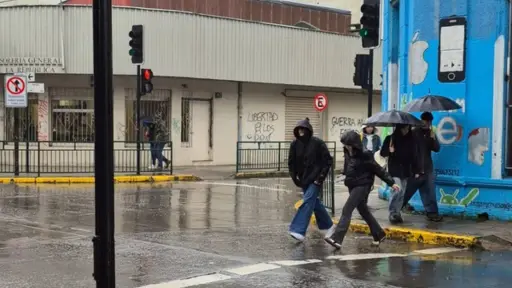 Sistema frontal llegará este jueves a la zona centro-sur: habrá lluvias y vientos de hasta 80 km/h