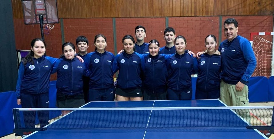 El Team Los Ángeles de tenis de mesa menores, junto a su técnico Alex Luna, clasificados al igual que la serie adulta a la Final Nacional de Equipos / La Tribuna