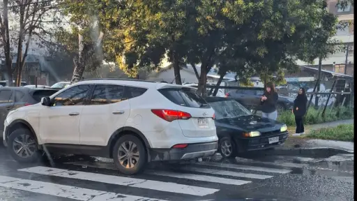 Colisión entre dos vehículos dejó un automóvil sobre la vereda en Los Ángeles