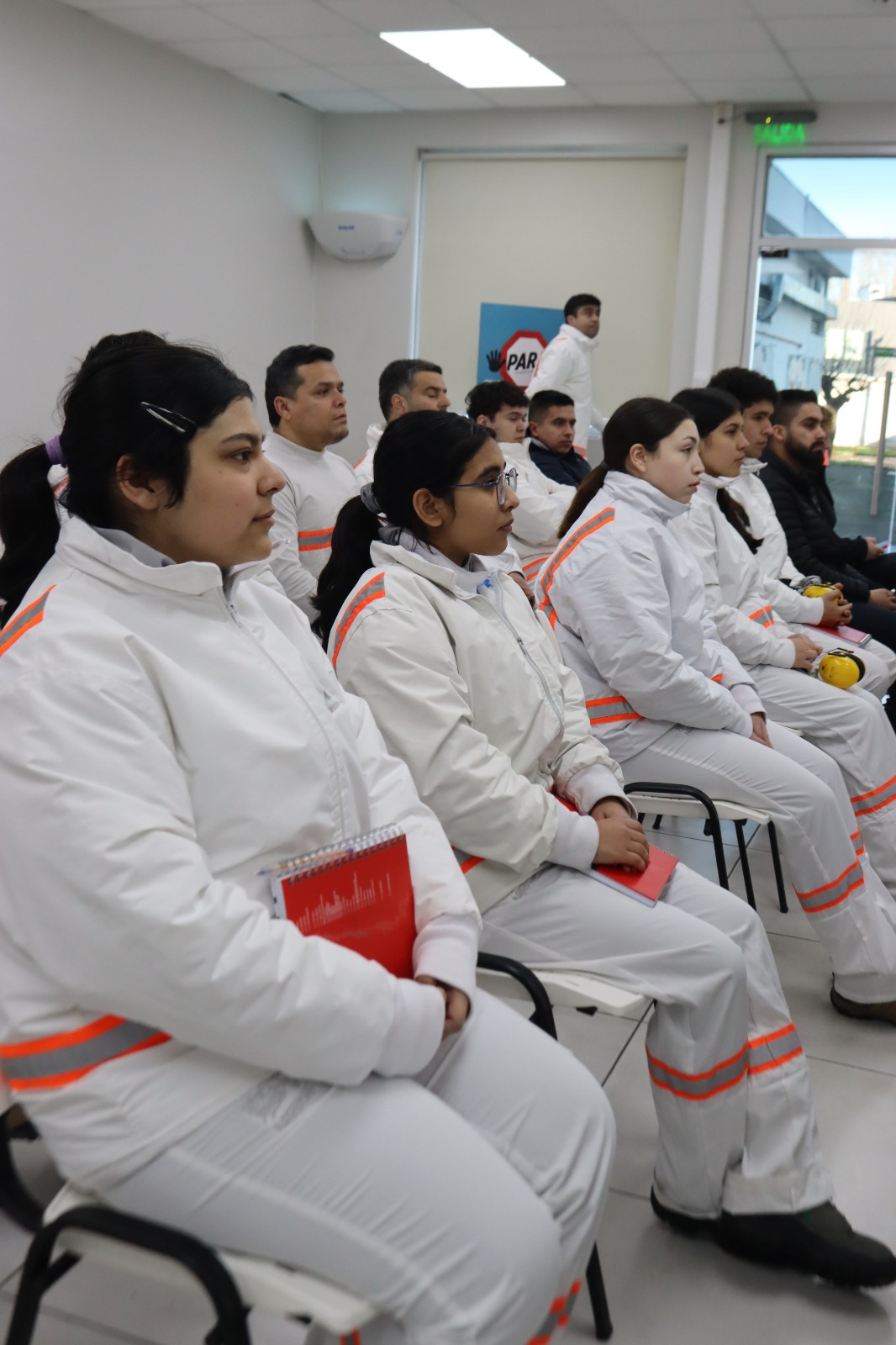 Por tercer año consecutivo, esta alianza estratégica permitirá que 10 estudiantes realicen pasantías formativas de 78 horas en la fábrica de Nestlé, aplicando sus conocimientos en un entorno industrial real. / INACAP Los Ángeles