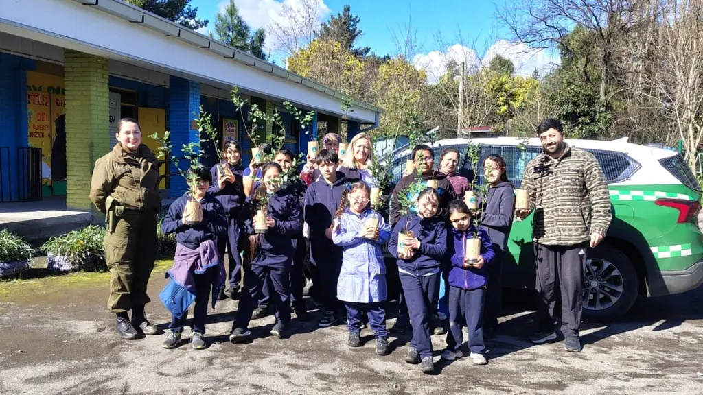 Jornada educativa con estudiantes de las escuelas Los Troncos y La Mancha., X: @CarabBioBio