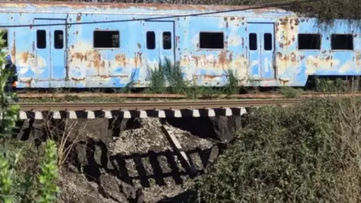 Socavón de 15 metros deja suspendido el Biotren en Talcamávida y habilitan buses entre Talcamávida y Laja