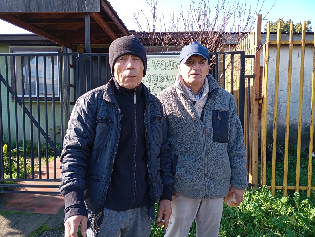 Alberto Chávez apuntó a las dificultades que enfrentan los vecinos junto al estero Quilque y Néstor Fernández recordó la incertidumbre que vivió su familia durante el sistema frontal. / Nicolás Maureira | La Tribuna