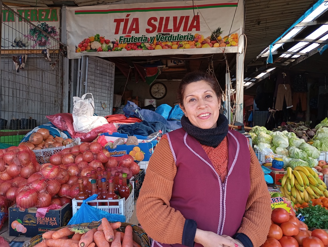 Silvia Alonso sostuvo que el desnivel del sector, la acumulación de sedimentos y el paso de vehículos contribuyen a que el agua afecte a los locales comerciales. / Nicolás Maureira | La Tribuna