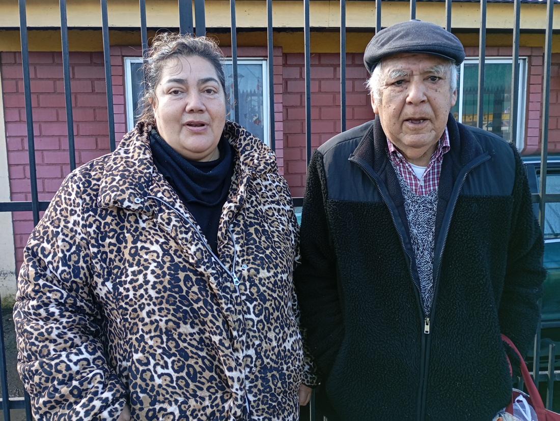 La presidenta de la Junta de Vecinos Los Volcanes e histórico residente del sector compartieron sus experiencias sobre cómo se enfrenta cada invierno junto al estero Quilque. / Nicolás Maureira | La Tribuna