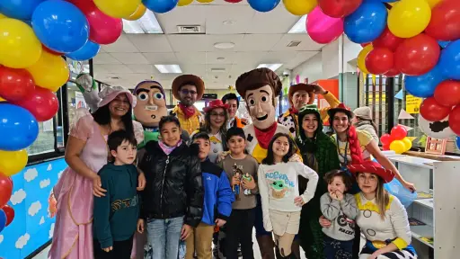 Hospital de Los Ángeles llenó de colores y sonrisas el Día de la Niñez de sus pequeños pacientes
