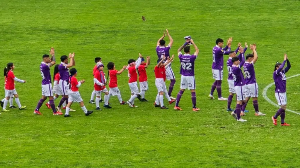 Felices los niños de Alto Biobío en la cancha del Estadio Ester Roa junto al primer equipo de Deportes Concepción, La Tribuna