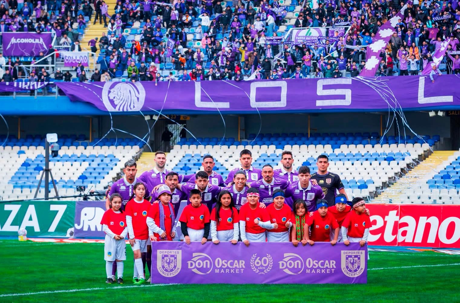 Los 42 alumnos de la Escuela Municipal de Fútbol de Alto Biobío acompañaron a los jugadores de Deportes Concepción y Universidad Católica en la salida oficial a la cancha del Estadio Ester Roa Rebolledo / La Tribuna