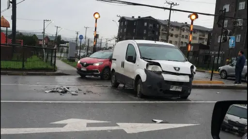 Colisión entre automóvil y furgón genera congestión en avenida Los Carrera de Los Ángeles