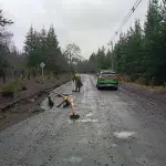 Carabineros del Retén Quilleco, junto a personal de emergencia municipal, realizan labores de limpieza y demarcación de un socavón en una ruta de la comuna., Carabineros Región del Biobío