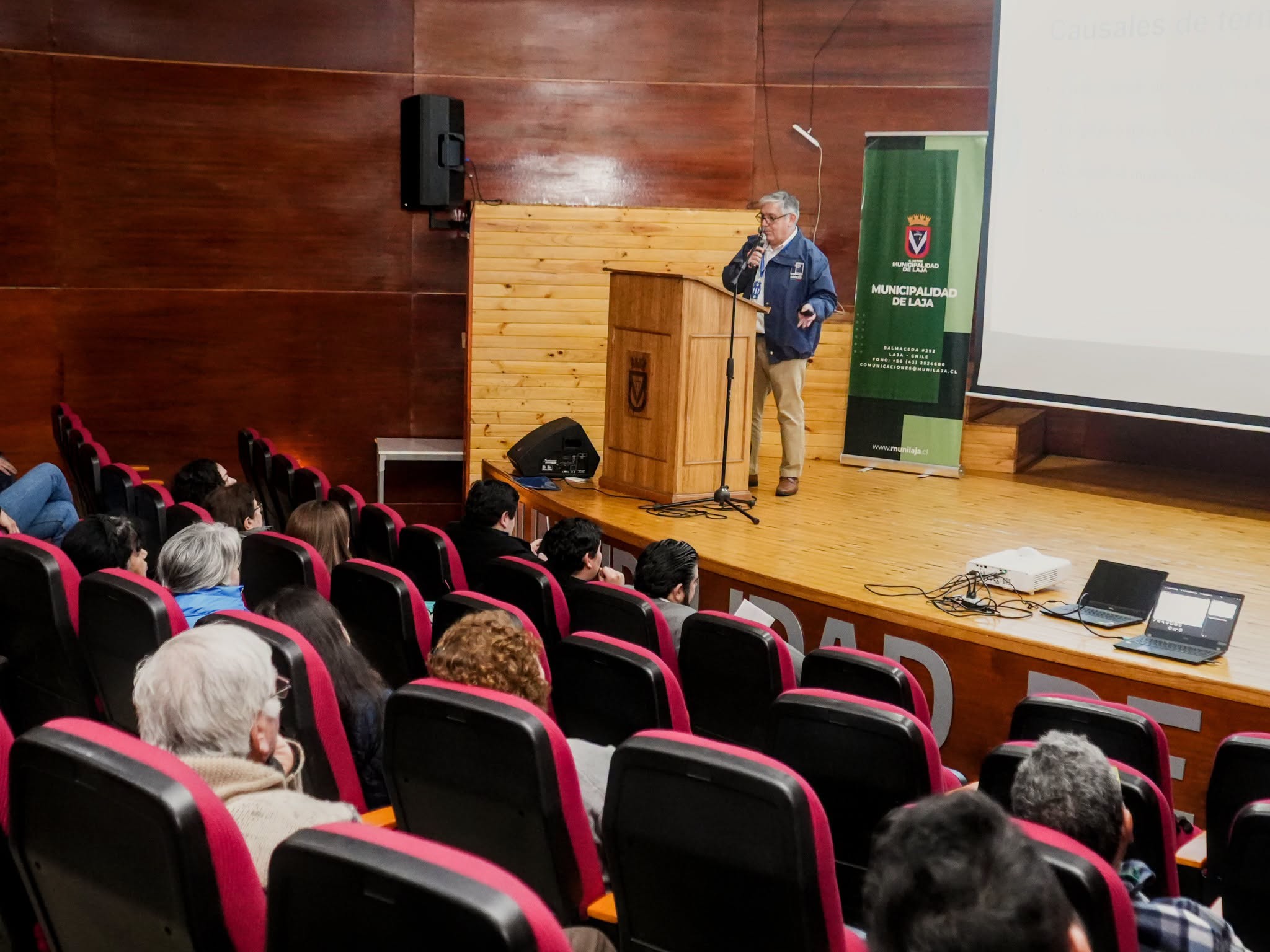 El encargado regional de Subsidios y Franquicias de SENCE, Leonardo Vidal, , explicó que el propósito de estas charlas es acercar la información a los empleadores y facilitar el acceso al subsidio. / Municipalidad de Laja