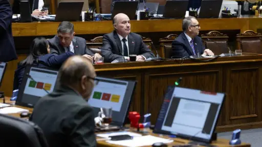 Municipios recibirán compensación por rebaja de contribuciones a adultos mayores tras aprobación en el Senado