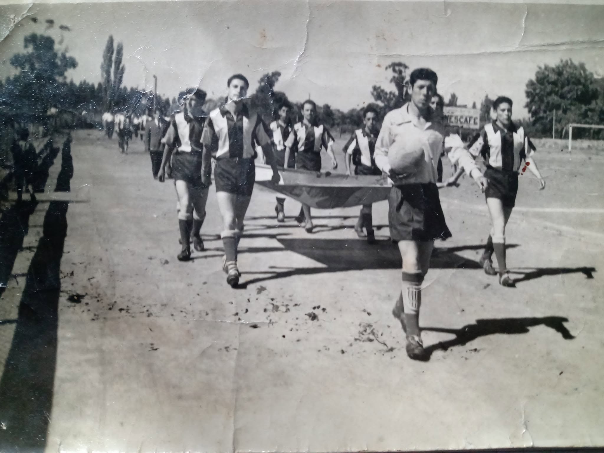 Una fotografía del recuerdo; La década 70 y una delegación de Los Carrera, desfilaba en el antiguo Estadio Fiscal de Los Ángeles / La Tribuna