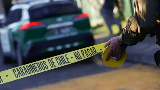 Buscan a hombre acusado de intentar quemar viva a su expareja en Santiago: víctima sufrió graves quemaduras