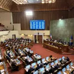 El proyecto obtuvo 111 votos a favor, 28 en contra y una abstención, resultado que permitió su despacho al Senado, donde deberá cumplir su segundo trámite constitucional antes de continuar su tramitación legislativa., Cámara de Diputados