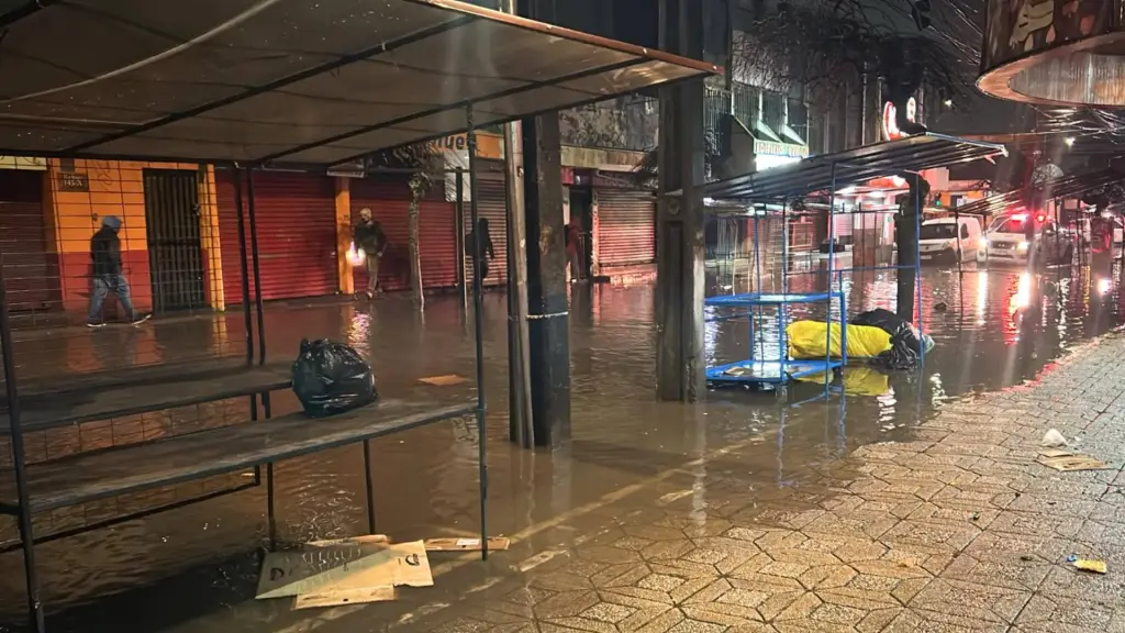 La restricción vehicular se aplicó entre Colo Colo y la prolongación de calle Rengo como medida de resguardo ante el aumento del caudal del río Quilque., Jeremy Valenzuela | La Tribuna