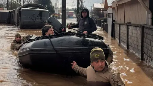 Destacamento angelino apoya evacuación de familias afectadas por inundaciones en Angol