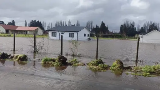 Inundaciones mantienen afectadas 137 viviendas en Los Ángeles tras paso del sistema frontal