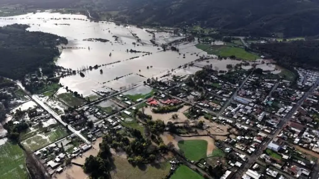 Frente al avance del agua, Senapred activó el Sistema de Alerta de Emergencia (SAE) para notificar a la población y facilitar una evacuación oportuna de los sectores expuestos., Redes sociales