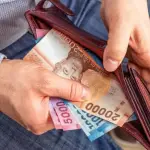 Un trabajador supervisa operaciones en una faena minera, sector que lideró el crecimiento del Imacec de junio de 2026., contexto