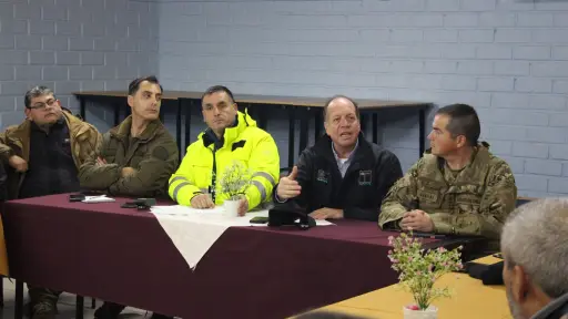  Crecida del río Queuco provoca cortes de caminos en Alto Biobío: delegado aborda situación de conectividad