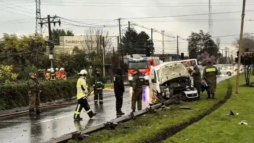 Dos muertos y un menor grave tras choque de furgón con bus de Deportes Temuco en La Araucanía