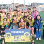 Las Pumitas de la Escuela de Fútbol Formativa Los Pumas celebran su destacada participación en la Copa Región del Biobío, torneo en el que conquistaron una Copa de Plata y dos subcampeonatos, confirmando el prometedor crecimiento del fútbol femenino local., Cedida