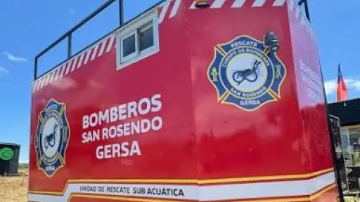 Bomberos rescata a dos personas atrapadas en un islote del río Laja
