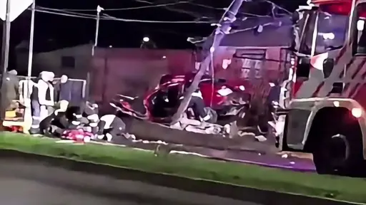 Hombre muere tras chocar contra un poste en avenida Los Ángeles: Vehículo terminó volcado en el frontis de una vivienda