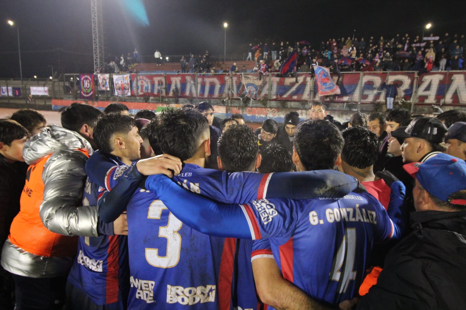 Bajo la lluvia y con el corazón en la cancha, Iberia celebró una valiosa remontada ante Vicente Pérez Rosales / La Tribuna