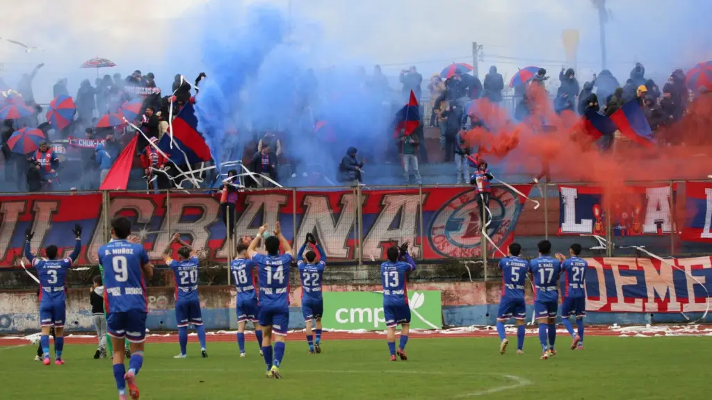 Los hinchas no dejaron de alentar, incluso bajo una persistente lluvia, La Tribuna