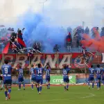Los hinchas no dejaron de alentar, incluso bajo una persistente lluvia, La Tribuna