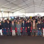 Autoridades comunales y parlamentarias junto a dirigentes sociales durante la entrega de reconocimientos en el acto de clausura del Mes de O'Higgins en Las Canteras, donde se destacó el trabajo comunitario y la identidad histórica de Quilleco.
