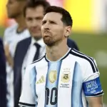 Lionel Messi, capitán y máximo goleador histórico de la selección argentina, anunció su retiro de la Albiceleste tras más de dos décadas defendiendo la camiseta nacional y una trayectoria coronada con el título mundial de Qatar 2022 y dos Copas América., EFE