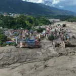 Vista aérea de Trishuli, en el distrito nepalí de Nuwakot, donde varias personas han muerto y centenares están desaparecidas debido a una riada causada por un terremoto, según las autoridades locales,  EFE/EPA/NARENDRA SHRESTHA
