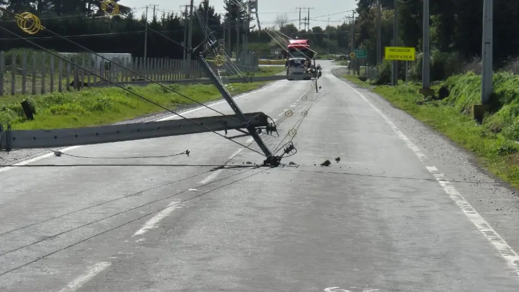 Caída de poste en ruta hacia cruce Rihue-Negrete / Cedida